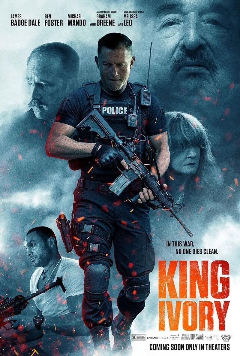 Afiche de película en cartelera, títulos de acción en DVD